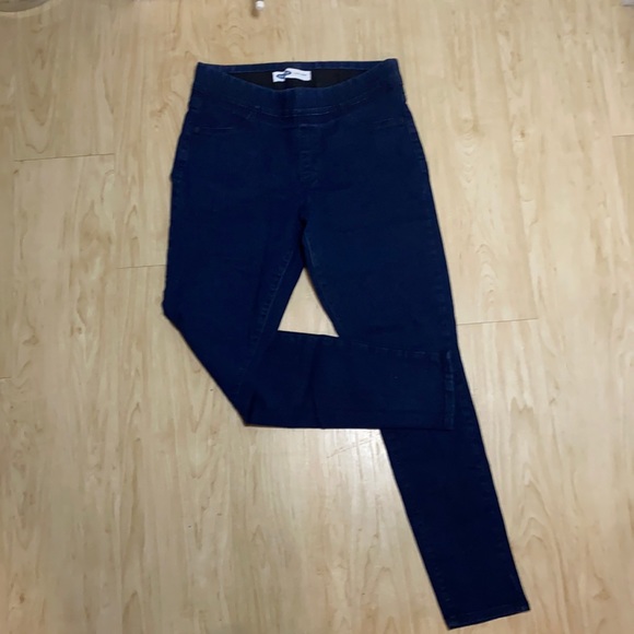 Old Navy Denim - Dark and navy blue Old Navy jeggings.